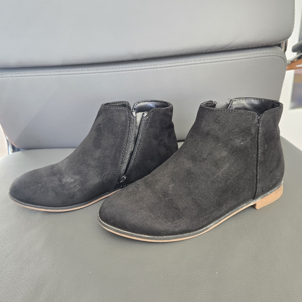 Cat & Jack Black Suede Ankle Boots, Girls Size 1